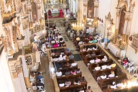 Foto colorida de missa de 7º dia da mãe Bernadete na Bahia - Metrópoles