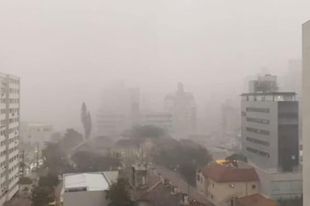 Imagem colorida mostra Temporal de granizo em Florianópolis - Metrópoles