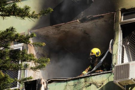 Bombeiros aparece em janela que pegou fogo