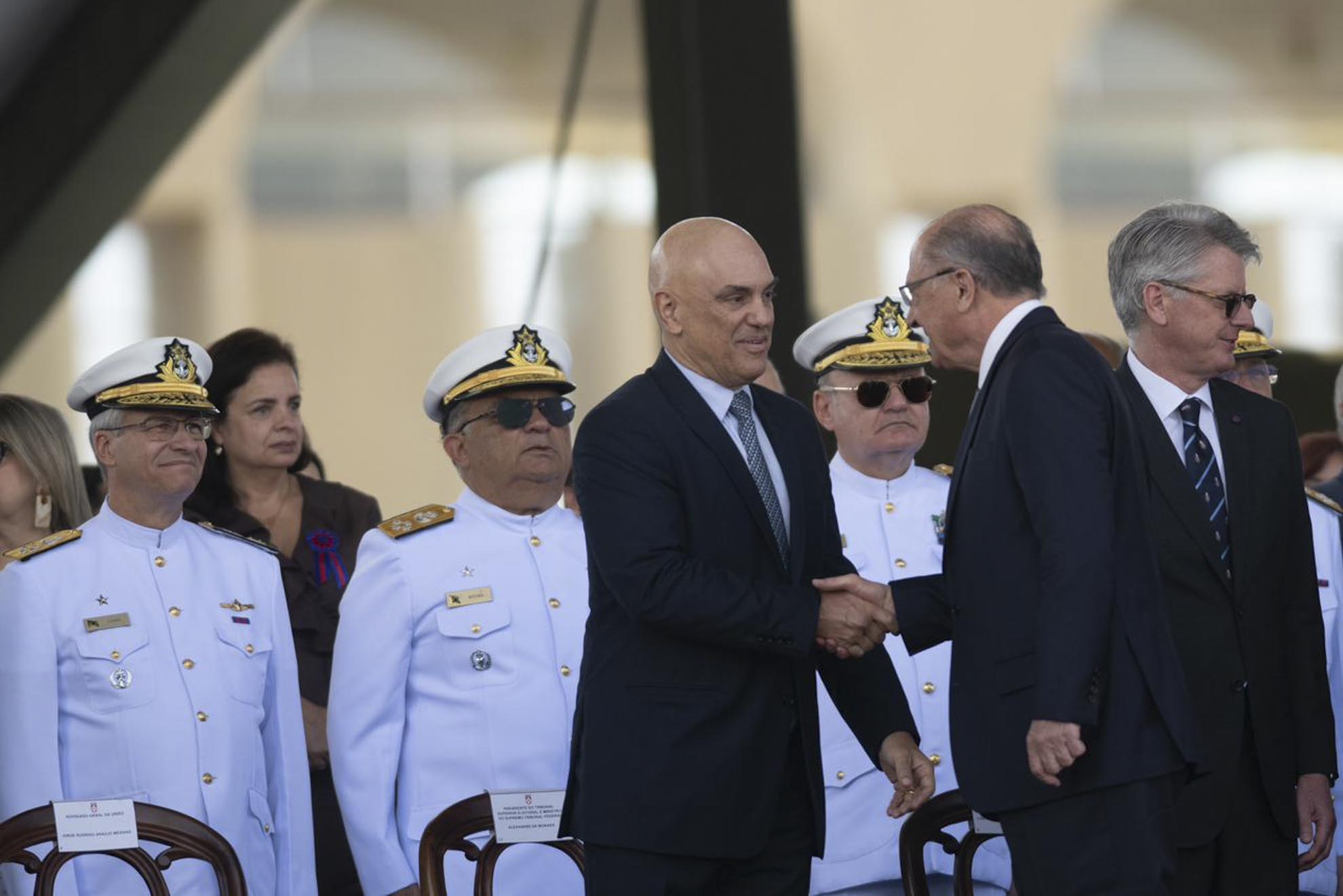 Alexandre de Moraes, STF, cumprimenta Geraldo Alckmin dura evento dia do soldado