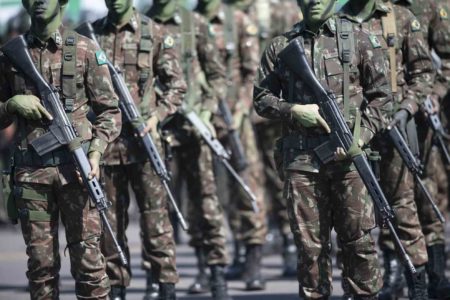 O Exército Brasileiro promove, no Palanque Monumental do Quartel-General do Exército – SMU, solenidade militar em comemoração ao Dia do Soldado