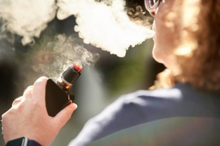 Mulher fumando cigarro eletrônico - vape