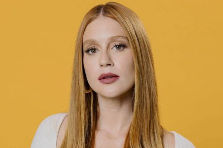 Foto colorida de Marina Ruy Barbosa com fundo amarelo - Metrópoles