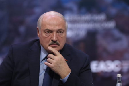 Foto colorida mostra o presidente de Belarus, Aleksandr Lukashenko, em uma pose reflexiva - Metrópoles