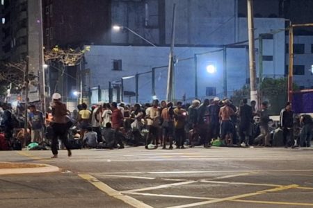 Imagem mostra aglomeração de pessoas, durante a noite, em esquina - Metrópoles