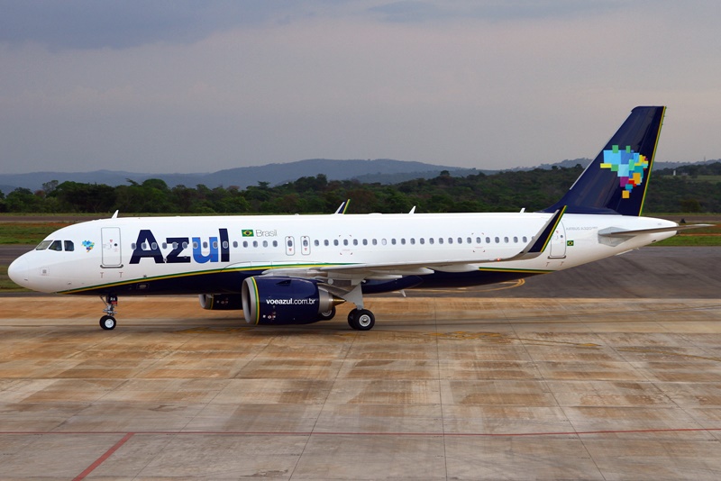 Em foto colorida, avião Airbus A320 da Azul Linhas Aéreas