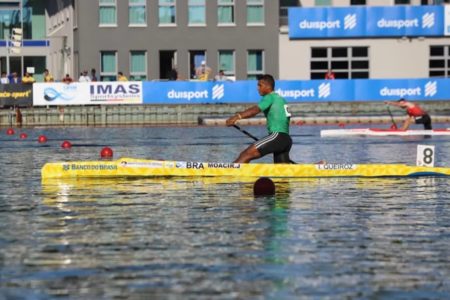 Imagem colorida de Isaquias Queiroz em sua embarcação - Metrópoles