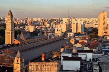 Imagem mostra estação de trem e vista de área urbana - Metrópoles