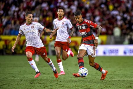 Imagem colorida dos jogadores de Internacio e Flamengo em campo - Metrópoles