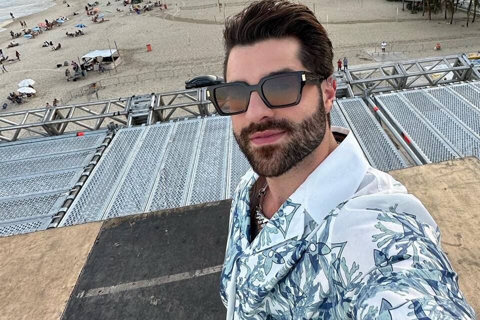 Alok posa em cima do palco de seu show em Copacabana - Metrópoles