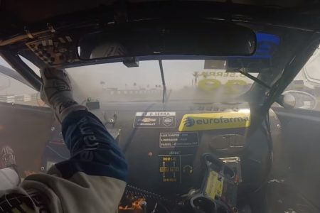 Captura mostra momento em que as chamas aparecem no carro de Daniel Serra, piloto da Stock Car - Metrópoles