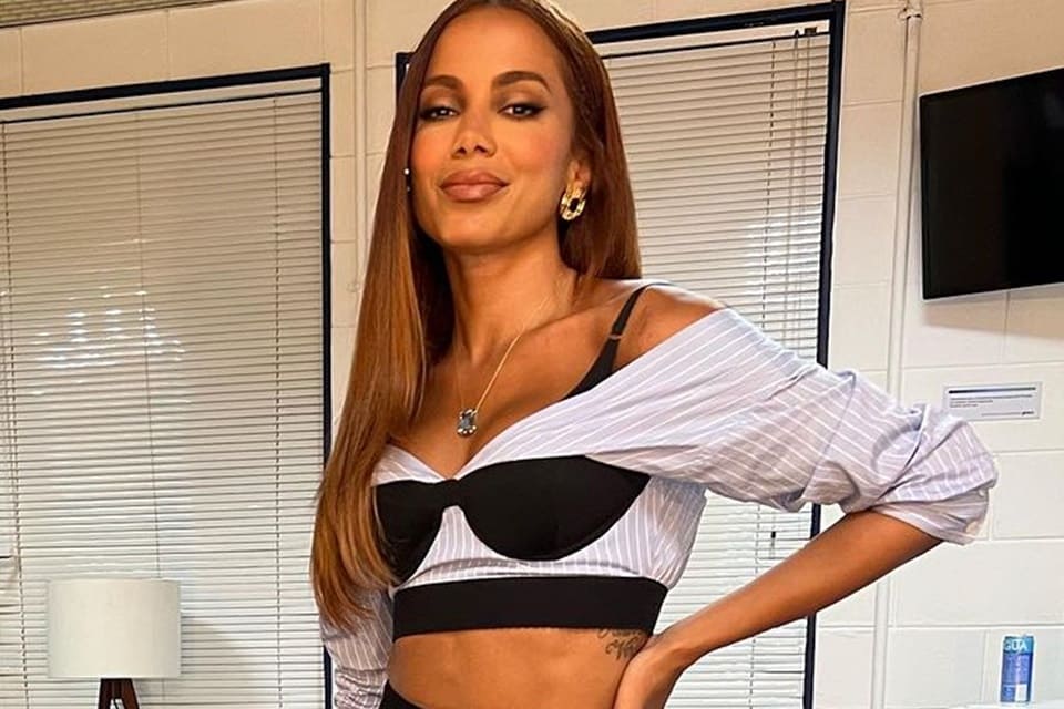 Anitta posa de look preto e branco - Metrópoles