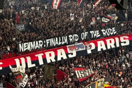 Foto colorida da torcida do PSG exibindo faixa para Neymar - Metrópoles