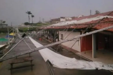 Temporal na Bahia destelha casas e deixa cidade sem energia