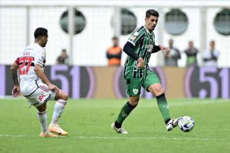 Jogadores de América-MG e São Paulo em campo - Metrópoles