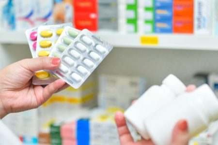 Pessoa segurando vários medicamentos