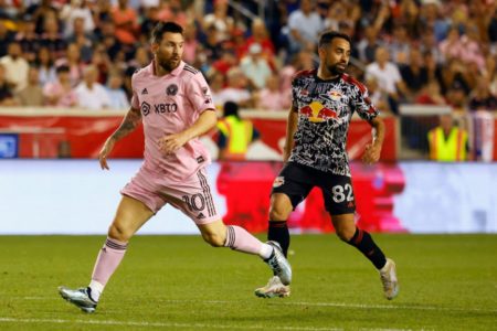 Imagem colorida de Lucas Linhares e Lionel Messi em jogo pela MLS- Metrópoles