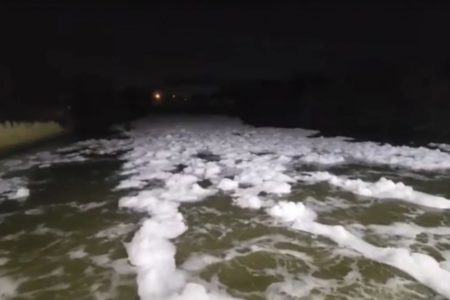 Imagem colorida de reprodução mostra espuma branca em reservatório de Guandu, no Rio de Janeiro