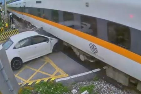 Imagem colorida mostra trecho de vídeo em que um motorista bêbado atinge um trem em Taiwan - Metrópoles