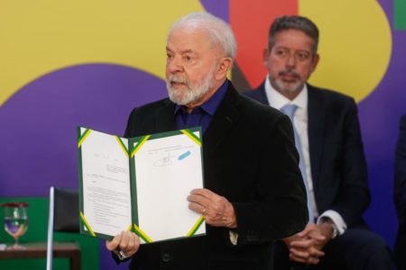 Presidente Lula mostra documento assinado durante evento - Metrópoles