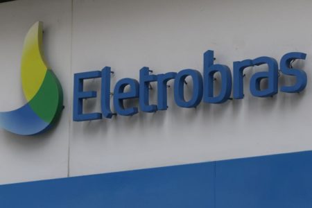 Imagem colorida mostra logo da Eletrobras - Metrópoles