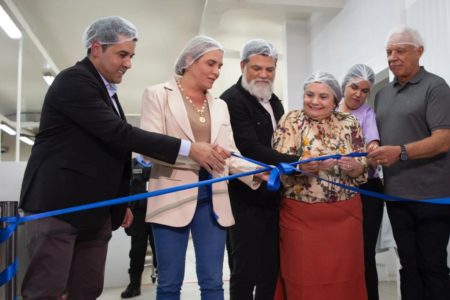 Imagem colorida de evento de inauguração de reforma na cozinha do Hospital de Base do DF