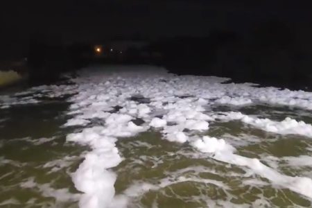 Imagem colorida da espuma no rio Guandu, no Rio de Janeiro, que causou desabastecimento de água - Metrópoles