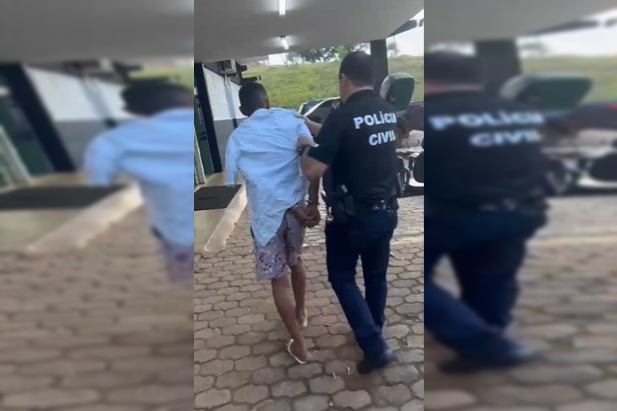 Policial conduz preso em delegacia