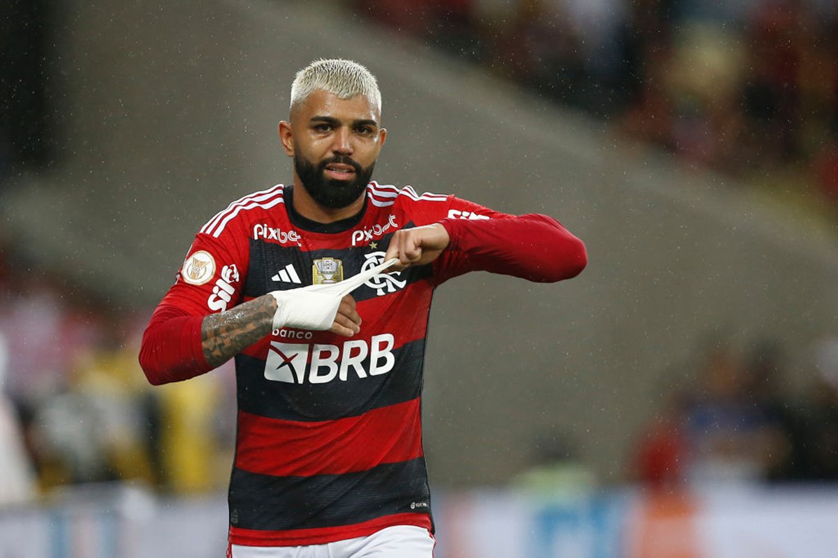 Imagem colorida de Gabigol tirando bandagem da mão - Metrópoles