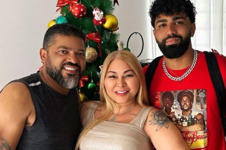 Imagem colorida de Gabigol ao lado dos pais - Metrópoles