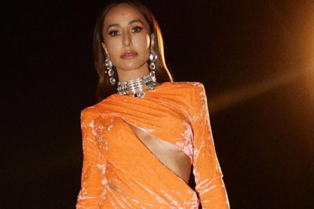 Sabrina Sato posa nos bastidores do GNT toda de laranja - Metrópoles