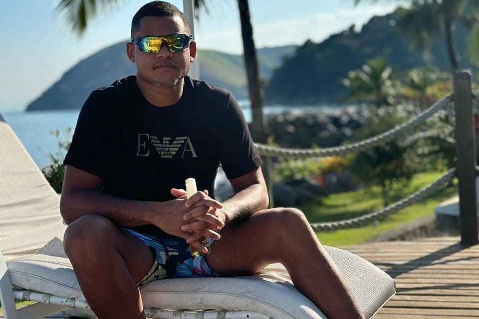Gabriel Roza posa na orla do Rio de Janeiro - Metrópoles