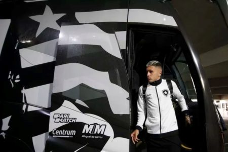 Imagem mostra jogador do Botafogo em ônibus do clube - Metrópoles