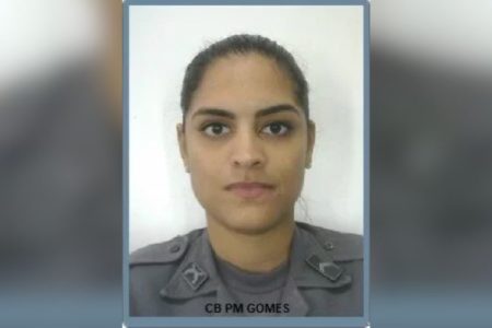 Imagem colorida mostra uma foto 3x4 da PM Najara Gomes, uma mulher branca, vestida com uma farda da polícia militar, com cabelos castanho escuro e presos - Metrópoles