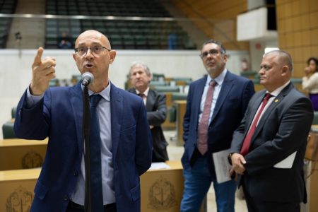 Fotografia colorida de Paulo Fiorilo, ao lado de outros deputados estaduais, no plenário da Alesp - Metrópoles