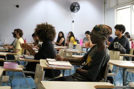 Imagem colorida mostra estudantes sentados em sala de aula - Metrópoles