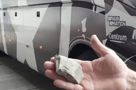 Imagem mostra pedra que atingiu ônibus do Botafogo - Metrópoles