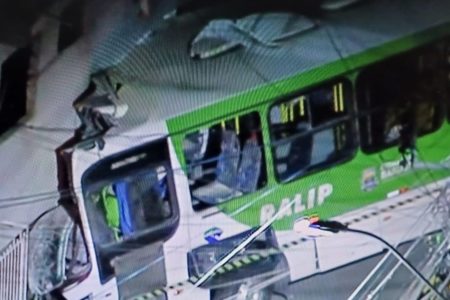 Imagem colorida mostra ônibus verde e branco após colisão com parede - Metrópoles