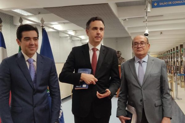 Imagem colorida do Presidente do Senado, Rodrigo Pacheco, e o ministro Gilmar Mendes, do STF, no lançamento do livro de Bruno Dantas na biblioteca do Senado