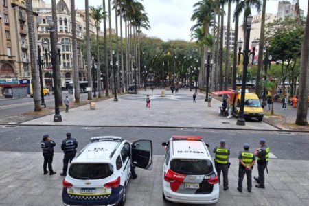 Imagem mostra praça com viaturas de agentes de segurança - Metrópoles