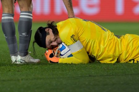 Imagem mostra goleiro Cássio abraçado com bola - Metrópoles