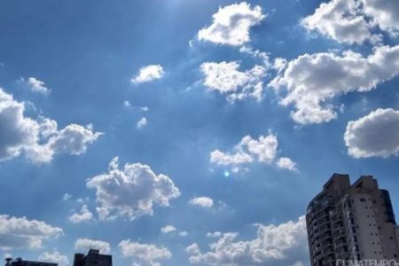 foto colorida mostra céu azul e tempo limpo no horizonte em São Paulo, com prédios da cidade abaixo - Metrópoles