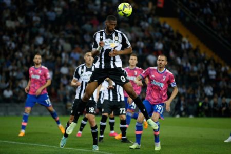 Imagem colorida de Beto, atacante português, cabeceando bola na área- Metrópoles