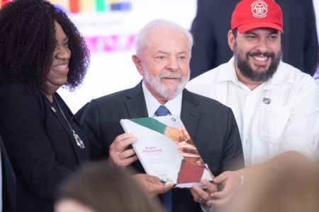 Imagem colorida do presidente Lula em evento no Palácio do Planalto