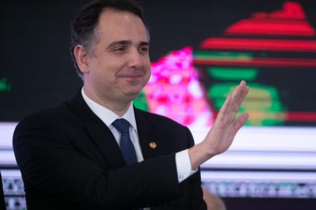 Imagem colorida mostra o presidente do Senado Rodrigo Pacheco em evento do PPA - Metrópoles