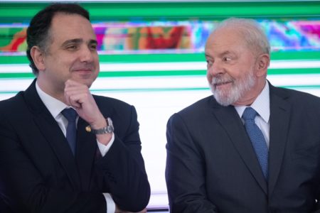 Imagem colorida mostra o presidente do Senado, Rodrigo Pacheco, e o presidente Luiz Inácio Lula da Silva - Metrópoles