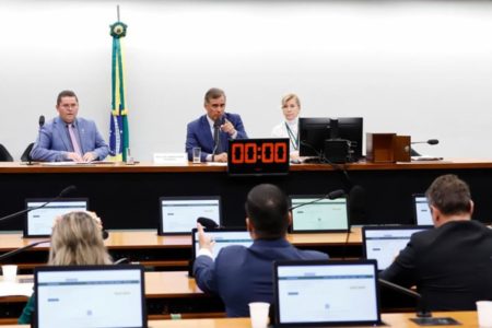 imagem colorida mostra deputados na comissão de ética da câmara dos deputados - Metrópoles