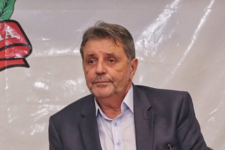 Imagem colorida mostra Osvaldo Nico, homem grisalho e branco, em imagem do busto para cima. Ele veste terno cinza e camisa clara, sem gravata, na frente de um fundo branco - Metrópoles