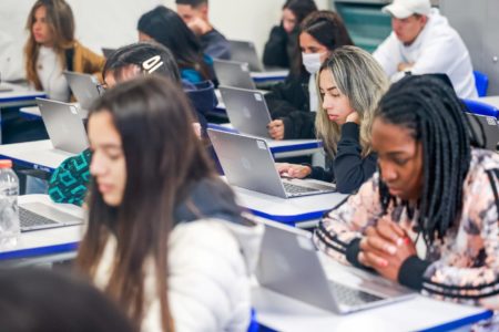 foto colorida mostra sala de aula com estudantes do ensino médio nas carteiras - Metropoles