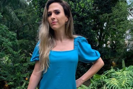 Tata Werneck posa em um jardim com um vestidinho azul - Metrópoles